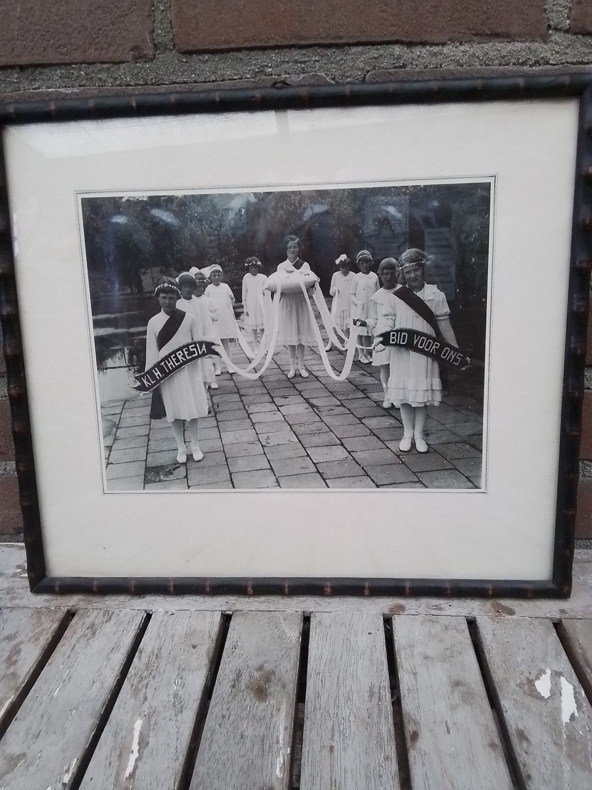 Oude foto: Meisjes in processie, "Bid voor ons", Ophalen of Verzenden