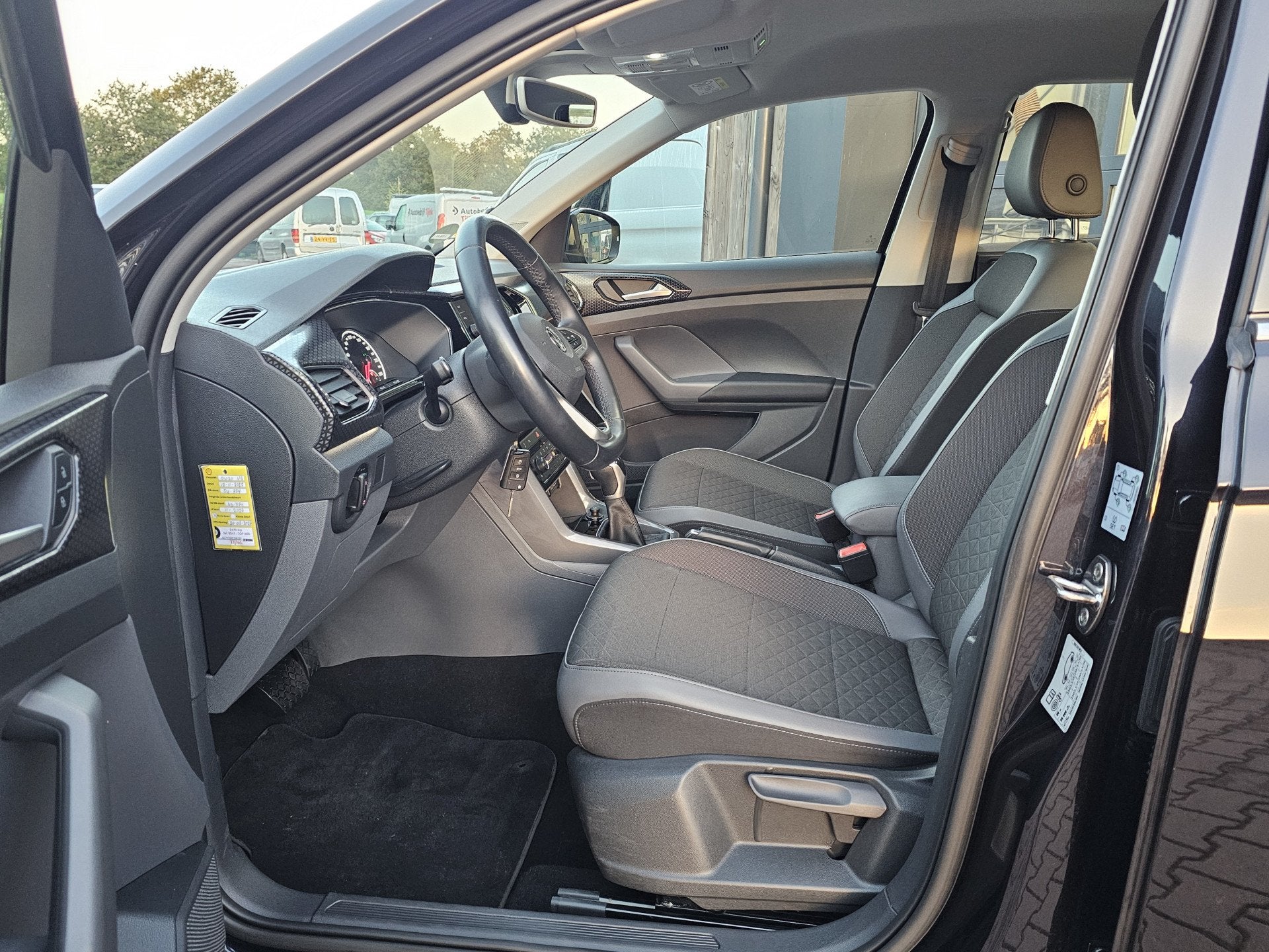 Volkswagen T-Cross 1.0 TSI Style | Automaat | LED | Trekhaak, Gebruikt, Met garantie (alle), 116 pk, Zwart