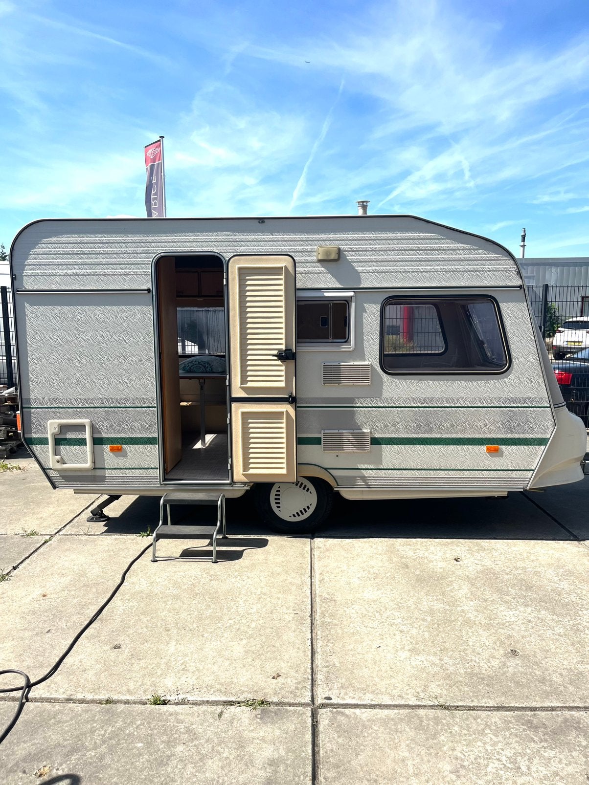Caravan Chateau la car 380  bouwjaar 1993, Koelkast, Treinzit, Particulier, 4 tot 5 meter
