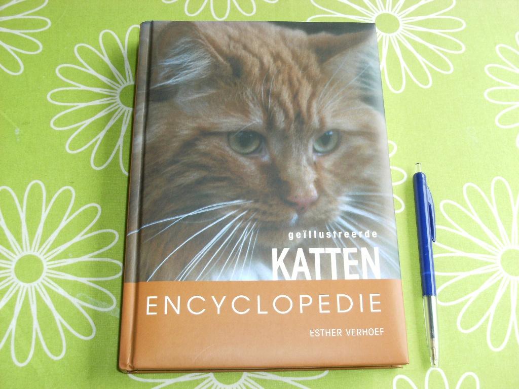 Geïllustreerde katten encyclopedie door Esther Verhoef, Boeken, Ophalen of Verzenden, Zo goed als nieuw, Katten, Esther Verhoef