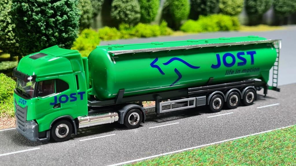 057 Herpa Jost Group Iveco S-Way kipper silotrailer, Ophalen of Verzenden, Nieuw, Bus of Vrachtwagen, Herpa