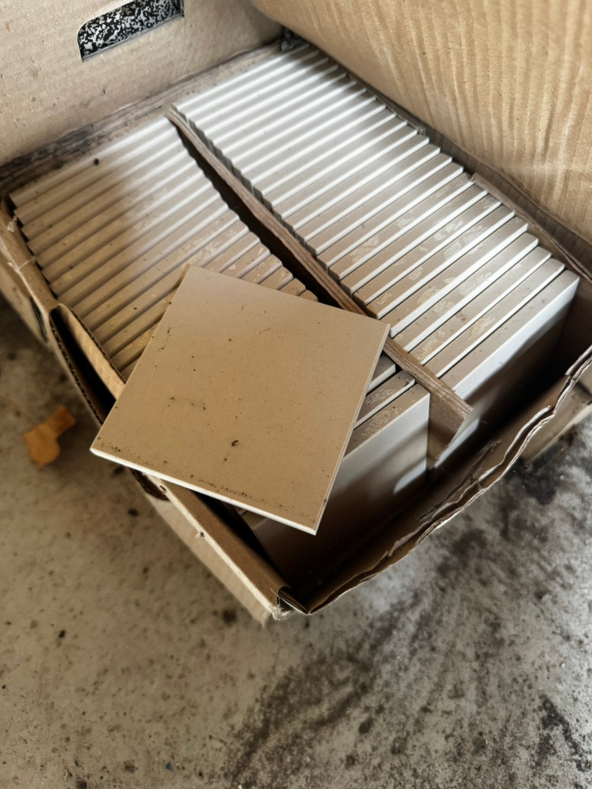 tegeltjes 10x 10 zandkleur en grijs, Doe-het-zelf en Verbouw, Ophalen, Minder dan 5 m², Wandtegels, Keramiek