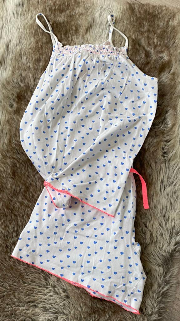 Pyjama korte broek met top wit hartjes roze accenten maat 14, Kinderen en Baby's, Kinderkleding | Maat 140, Ophalen of Verzenden