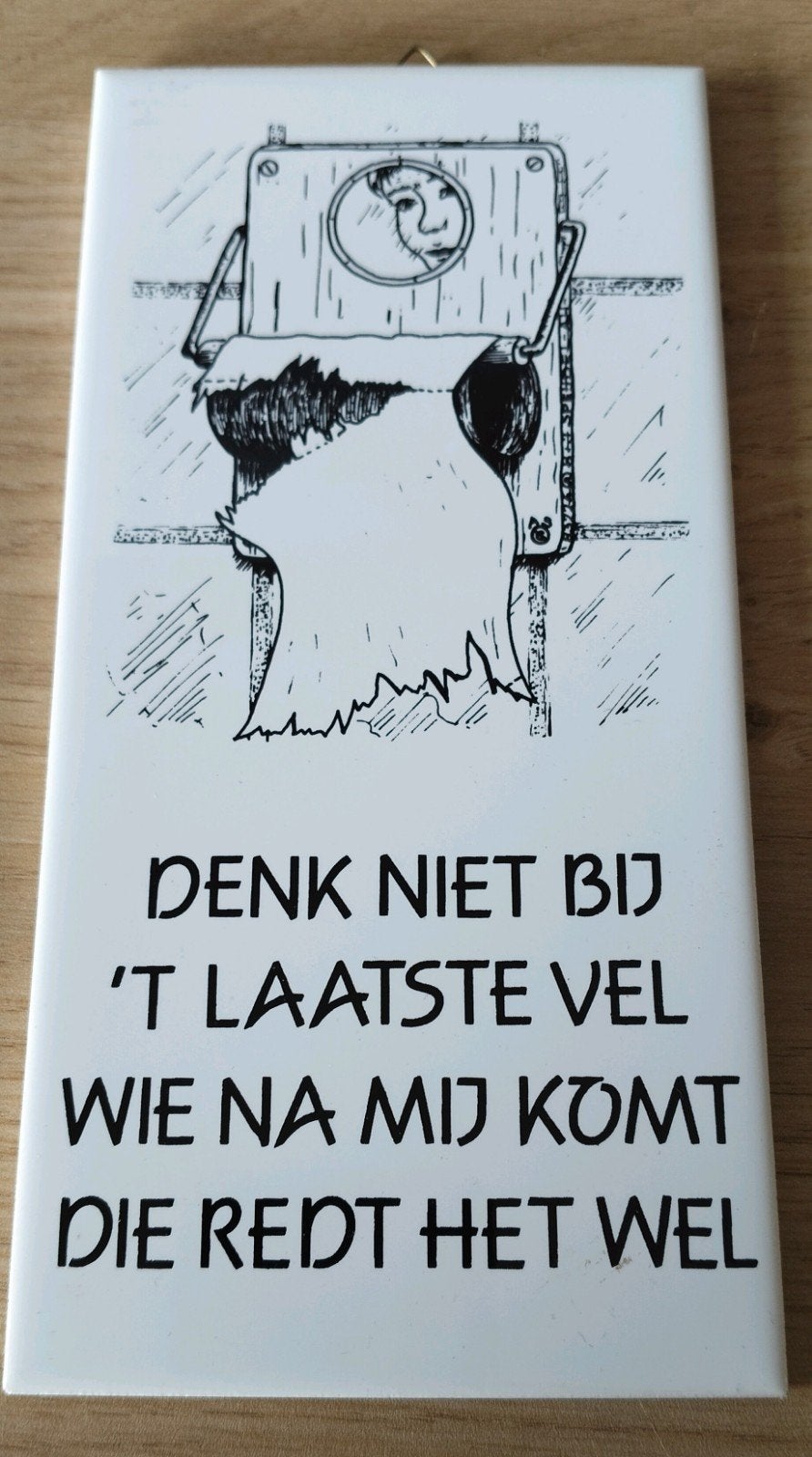Mosa tegeltje met spreuk: 'Denk niet bij 't laatste vel', Verzenden