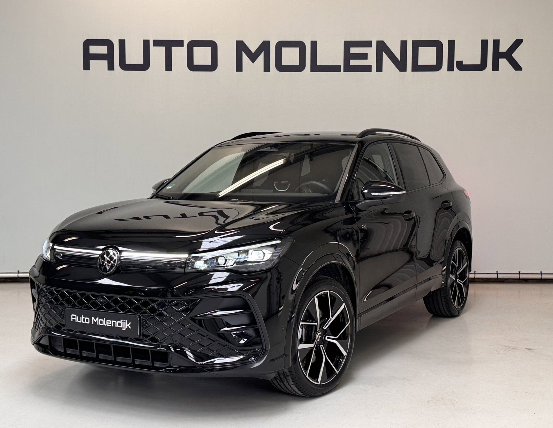 Volkswagen Tiguan 1.5 e-Hybrid R-Line Black / 20 inch / 5jr, Auto's, Volkswagen, Zwart, Leder en Stof, Zwart, Bedrijf