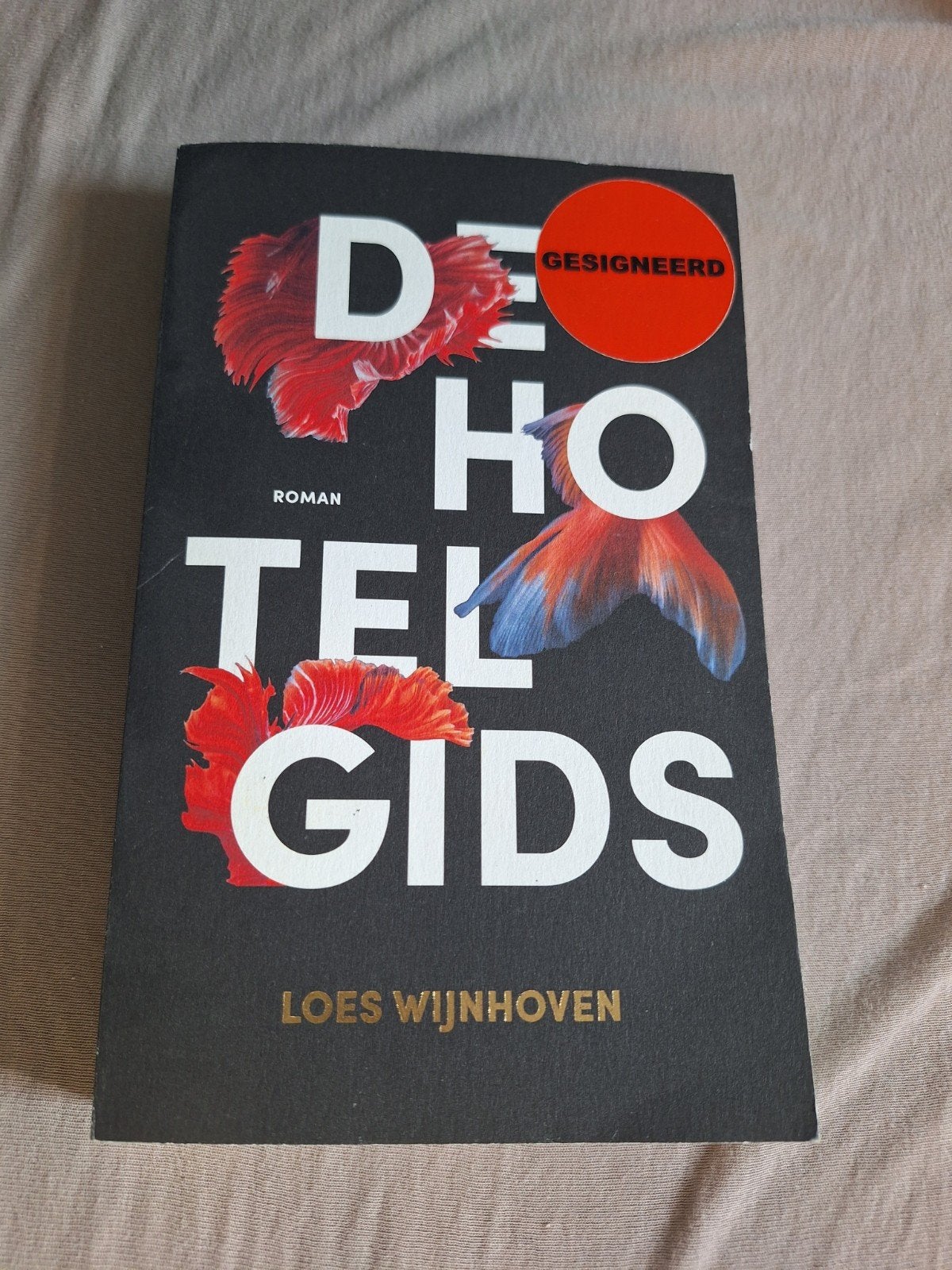 De Hotelgids - Loes Wijnhoven (Gesigneerd), Ophalen of Verzenden, Zo goed als nieuw, Loes Wijnhoven
