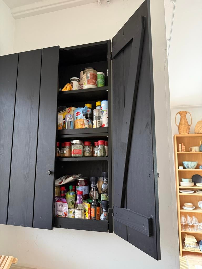 Zwarte massief houten wandkast met schuurdeur-stijl deuren, Ophalen, Gebruikt