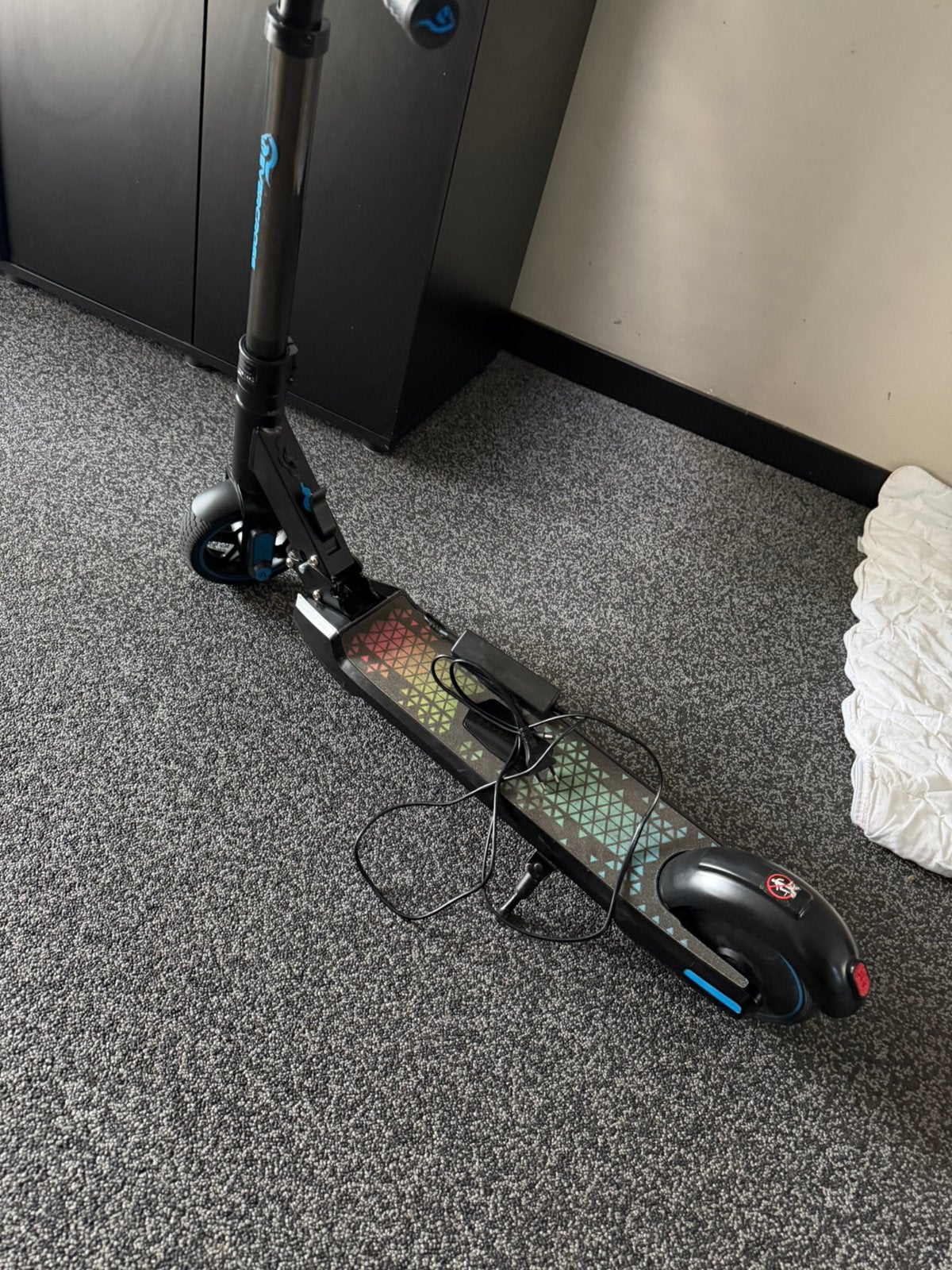 Electrische kinder step, Fietsen en Brommers, Steps, Zo goed als nieuw, Elektrische step (E-scooter), Ophalen
