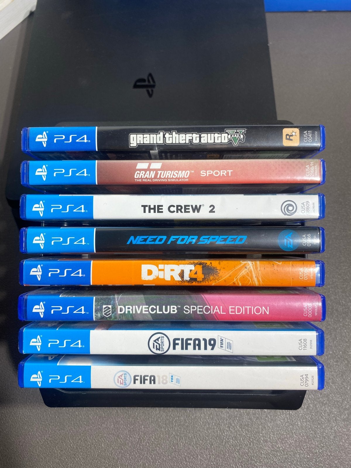 PS4 Spellenbundel met Houder - GTA V, FIFA, Need for Speed, Spelcomputers en Games, Gebruikt, Vanaf 18 jaar, Overige genres, Eén computer