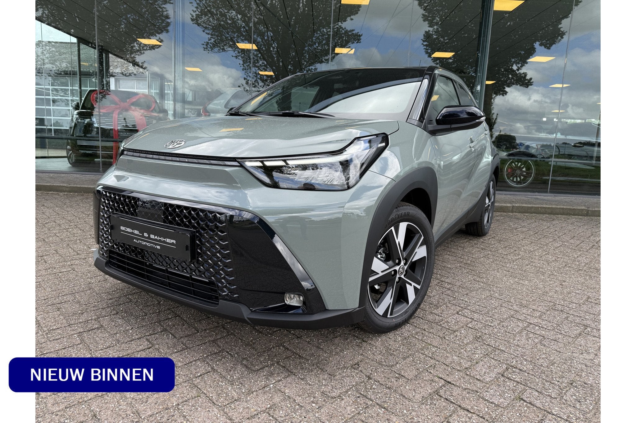 Toyota Aygo X Hybrid 115 pulse Automaat * Stoelverwarming *, Stof, Gebruikt, Zwart, 4 stoelen