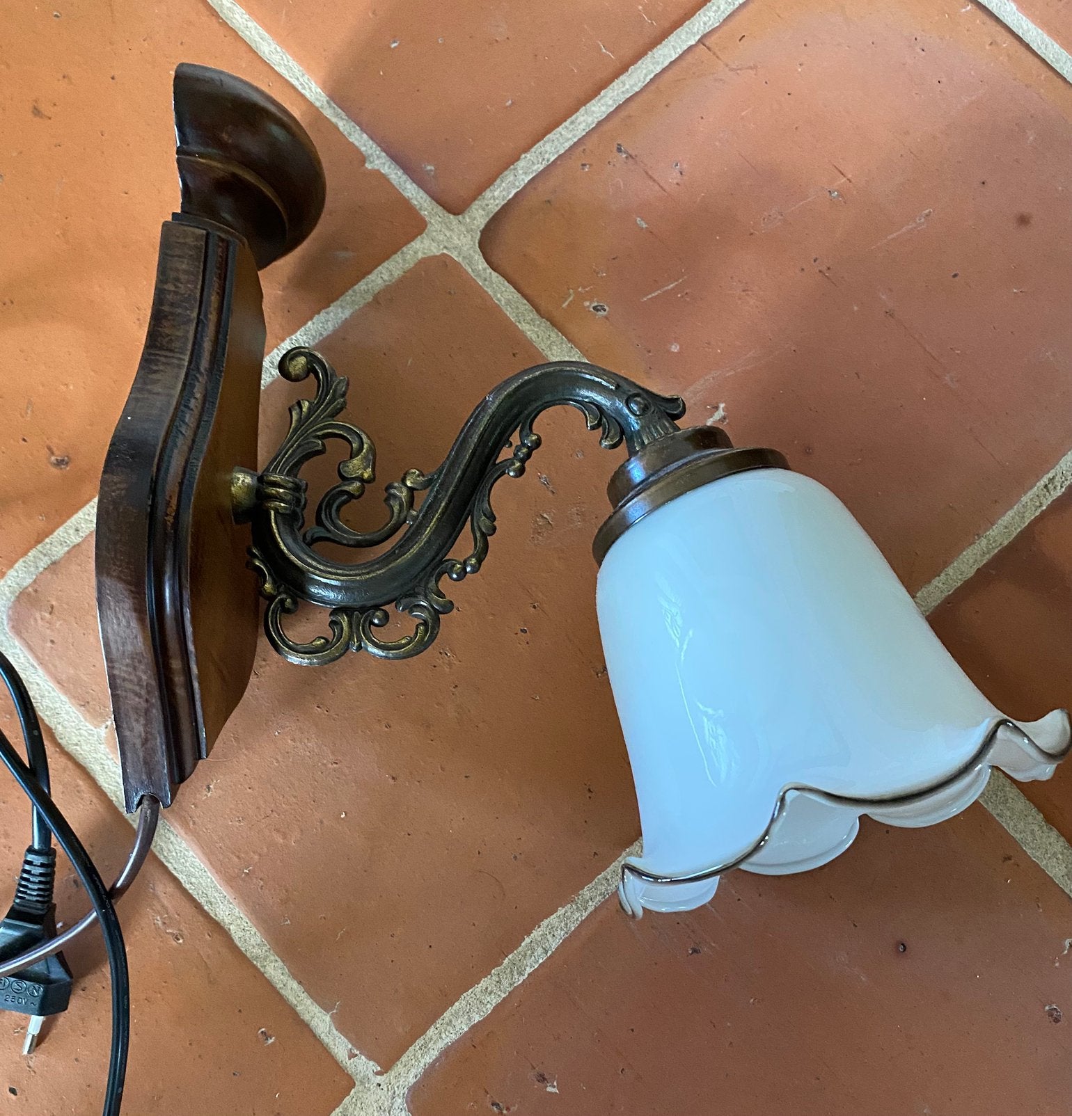 Vintage Wandlampje eikenhout, gietijzer en wit glazen kapje, Ophalen of Verzenden, Gebruikt