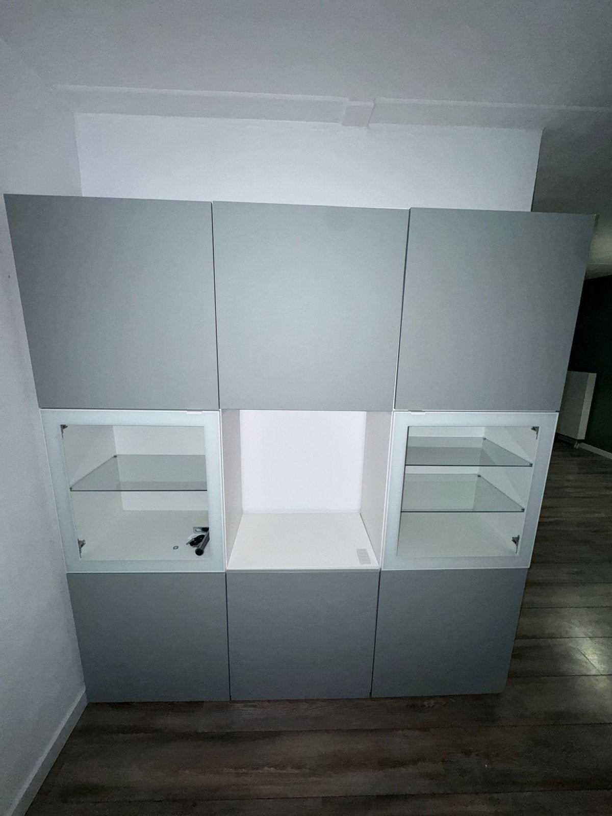 Moderne Kast met Glazen Deuren - Zelf Ophalen, Ophalen, Gebruikt, 150 tot 200 cm, 25 tot 50 cm