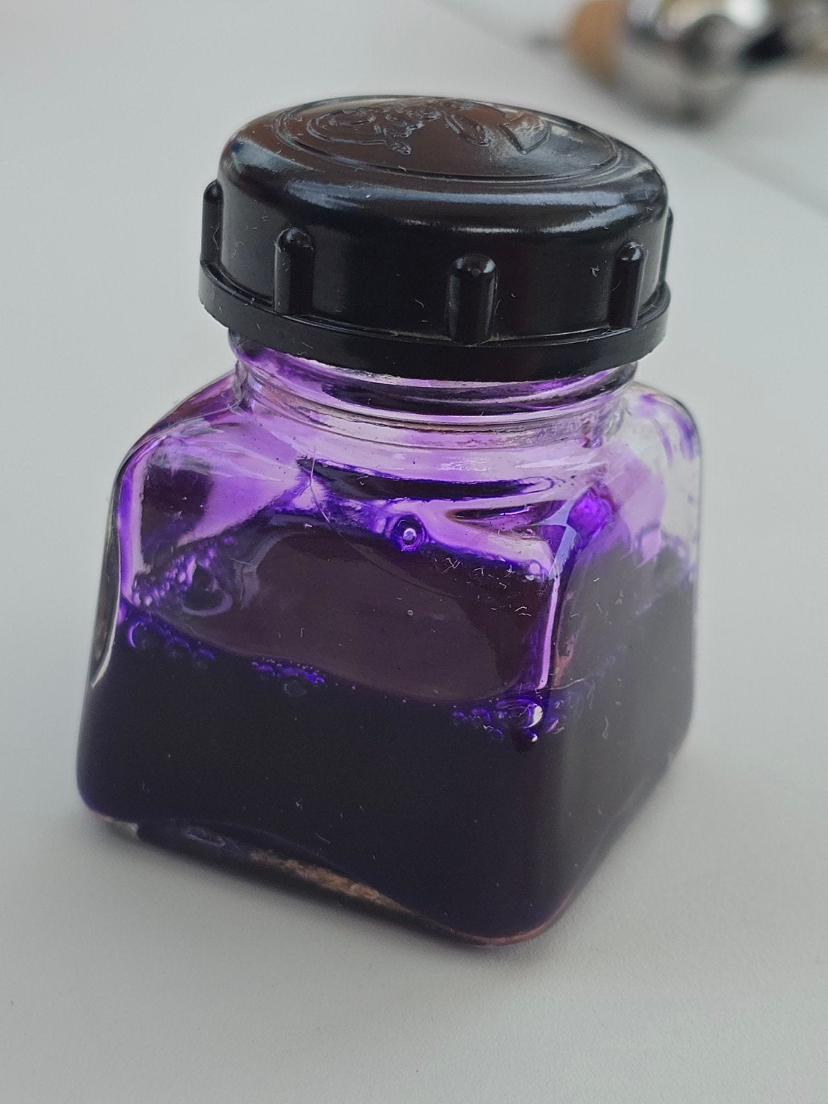 Antieke inktpot Talens violet kleurige inkt bakeliete dop, Ophalen of Verzenden