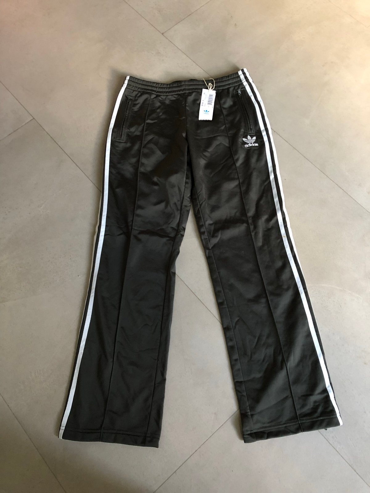 Adidas Firebird trainingsbroek - Maat 40 (M) nieuw, Kleding | Dames, Maat 38/40 (M), Nieuw, Ophalen of Verzenden, Lang