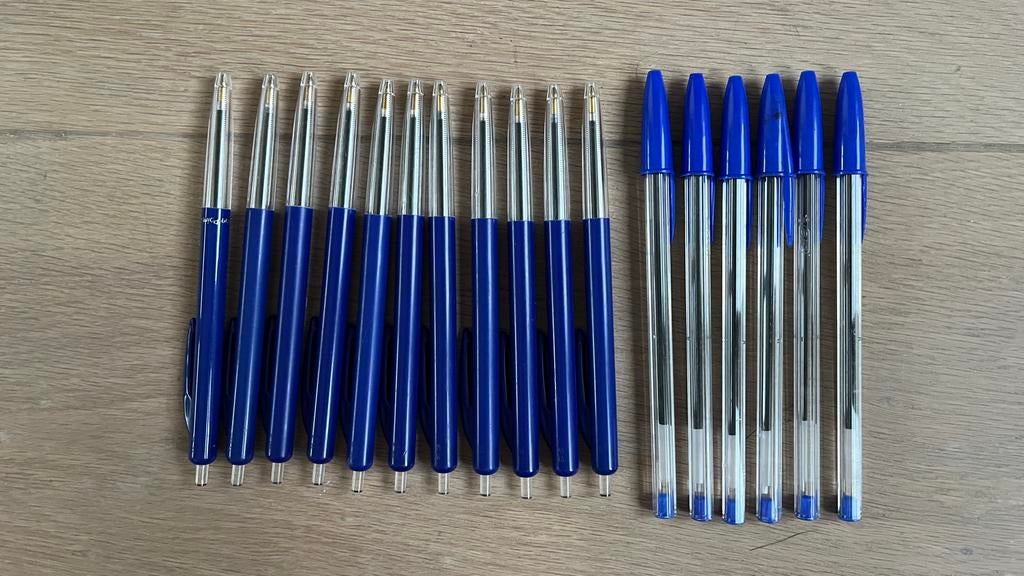 Partij Blauwe BIC Pennen - 17 Stuks, Diversen, Schrijfwaren, Zo goed als nieuw, Ophalen of Verzenden
