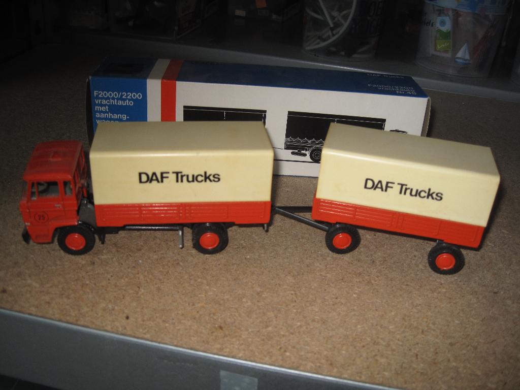 Lion car 48 - Daf 2000/2200 bakwagen met aanhanger, Hobby en Vrije tijd, Modelauto's | 1:50, Ophalen of Verzenden, Zo goed als nieuw