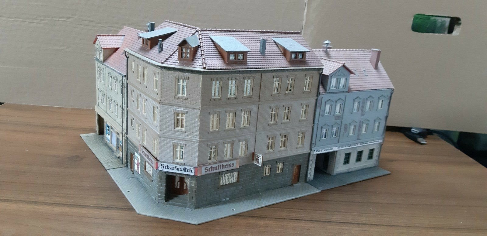3 stadshuizen Pola/ Faller H0 (b), Hobby en Vrije tijd, Modeltreinen | H0, Ophalen of Verzenden, Gelijkstroom of Wisselstroom