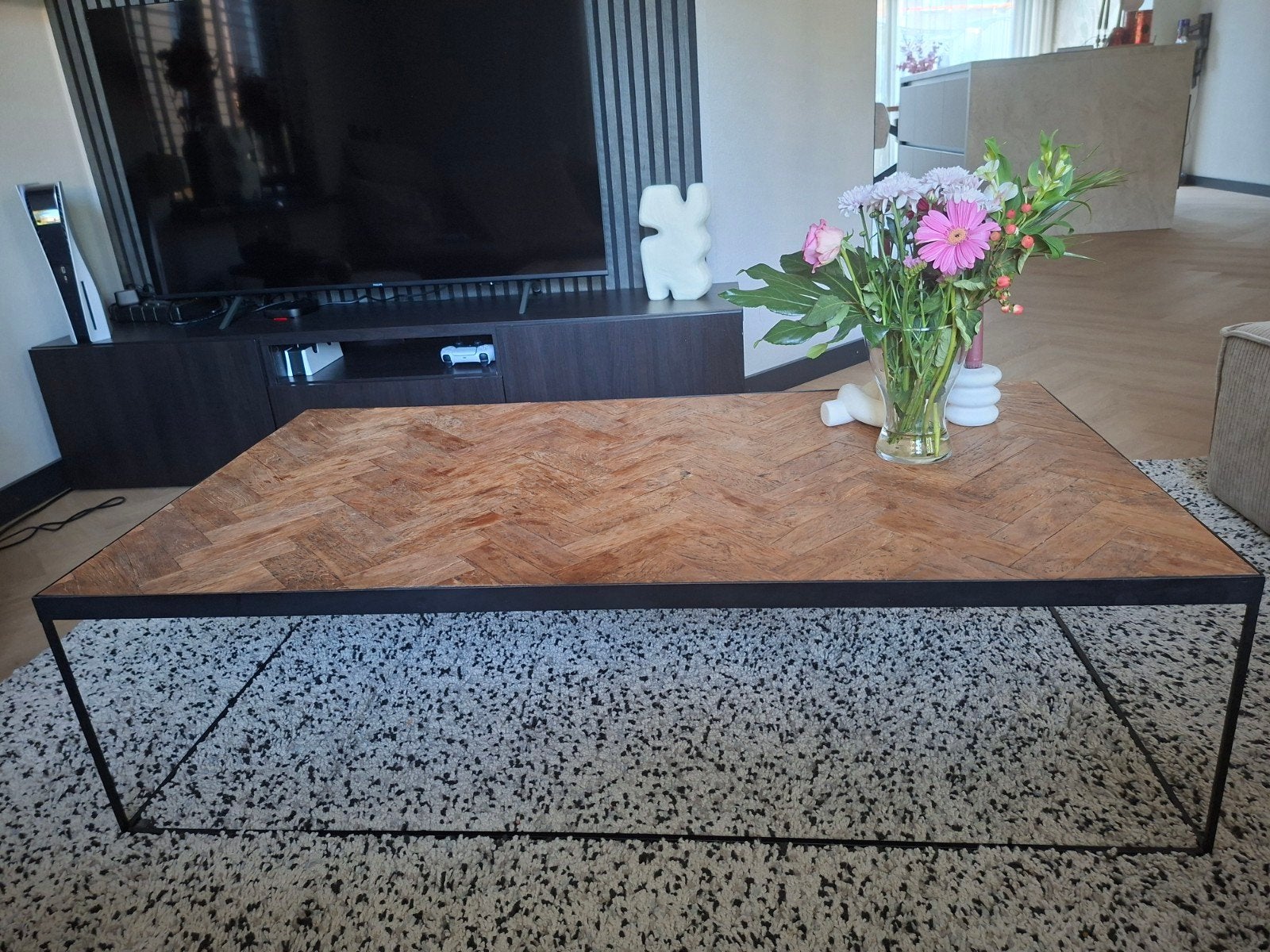Salontafel met visgraatpatroon en metalen onderstel, Huis en Inrichting, Tafels | Salontafels, Gebruikt, 100 tot 150 cm, Modern, Industrieel