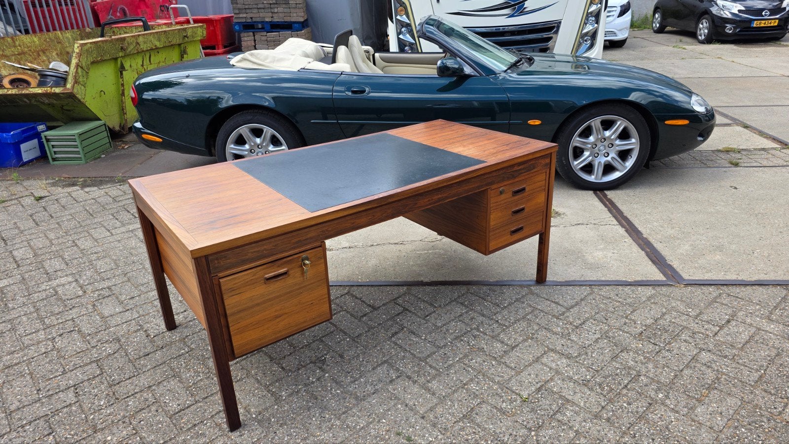 Design / vintage pallisander bureau, Ophalen