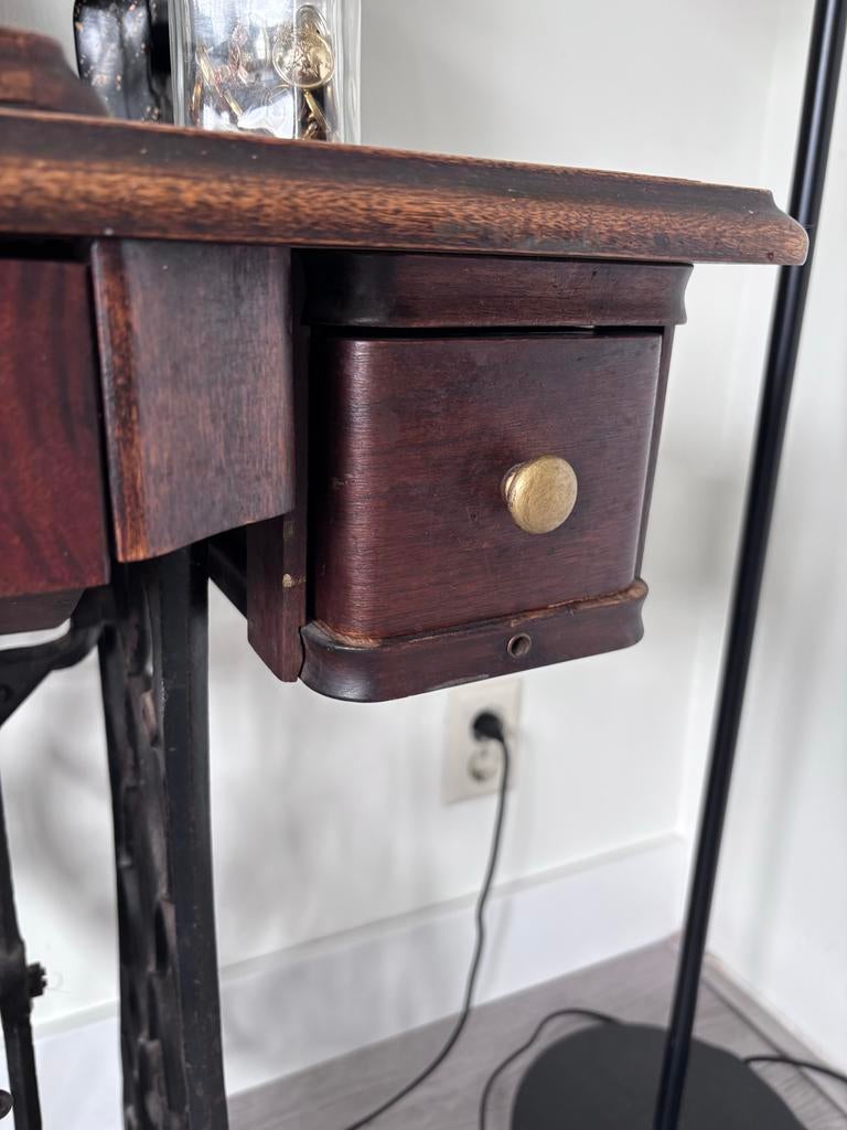 Authentieke Singer naaimachine met houten onderstel, Ophalen