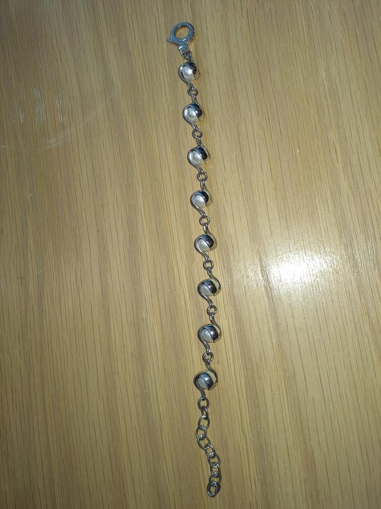 Stijlvolle Armband met Parels en Zilverkleurige Schakels, Overige materialen, Ophalen of Verzenden, Zo goed als nieuw, Met bedels of kralen
