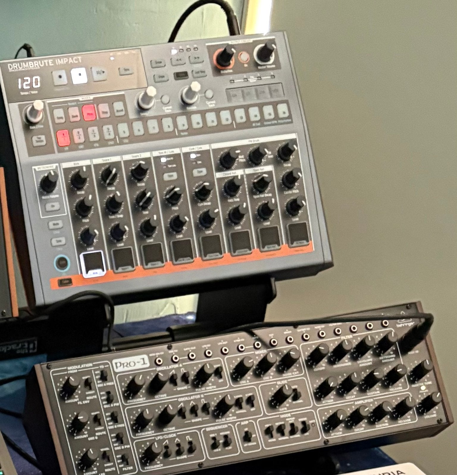 Arturia DrumBrute Impact + Behringer Pro-1, Muziek en Instrumenten, Ophalen of Verzenden, Zo goed als nieuw, Overige aantallen