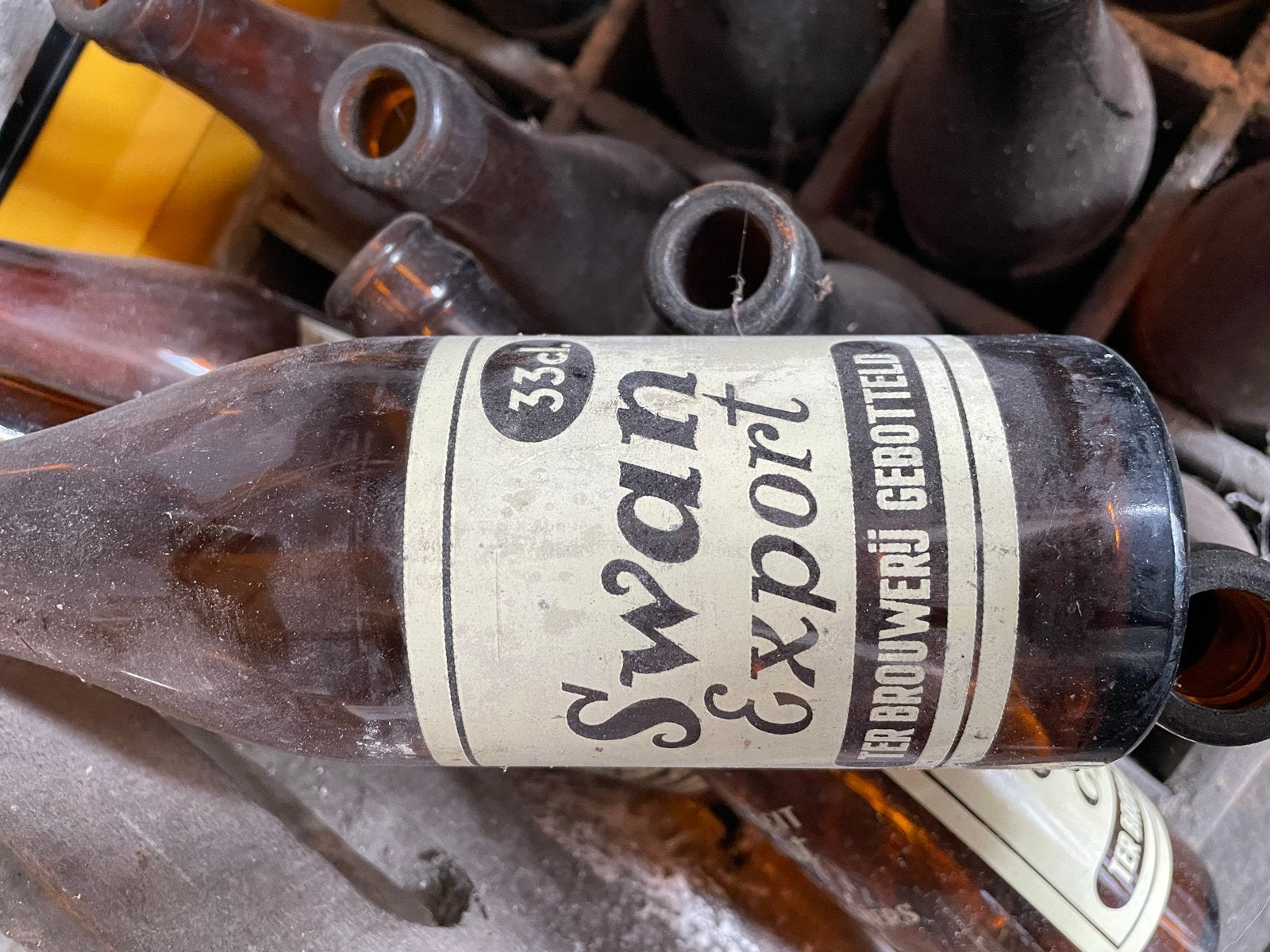 Volle houten krat met vintage Swan Export bierflessen, Ophalen, Gebruikt
