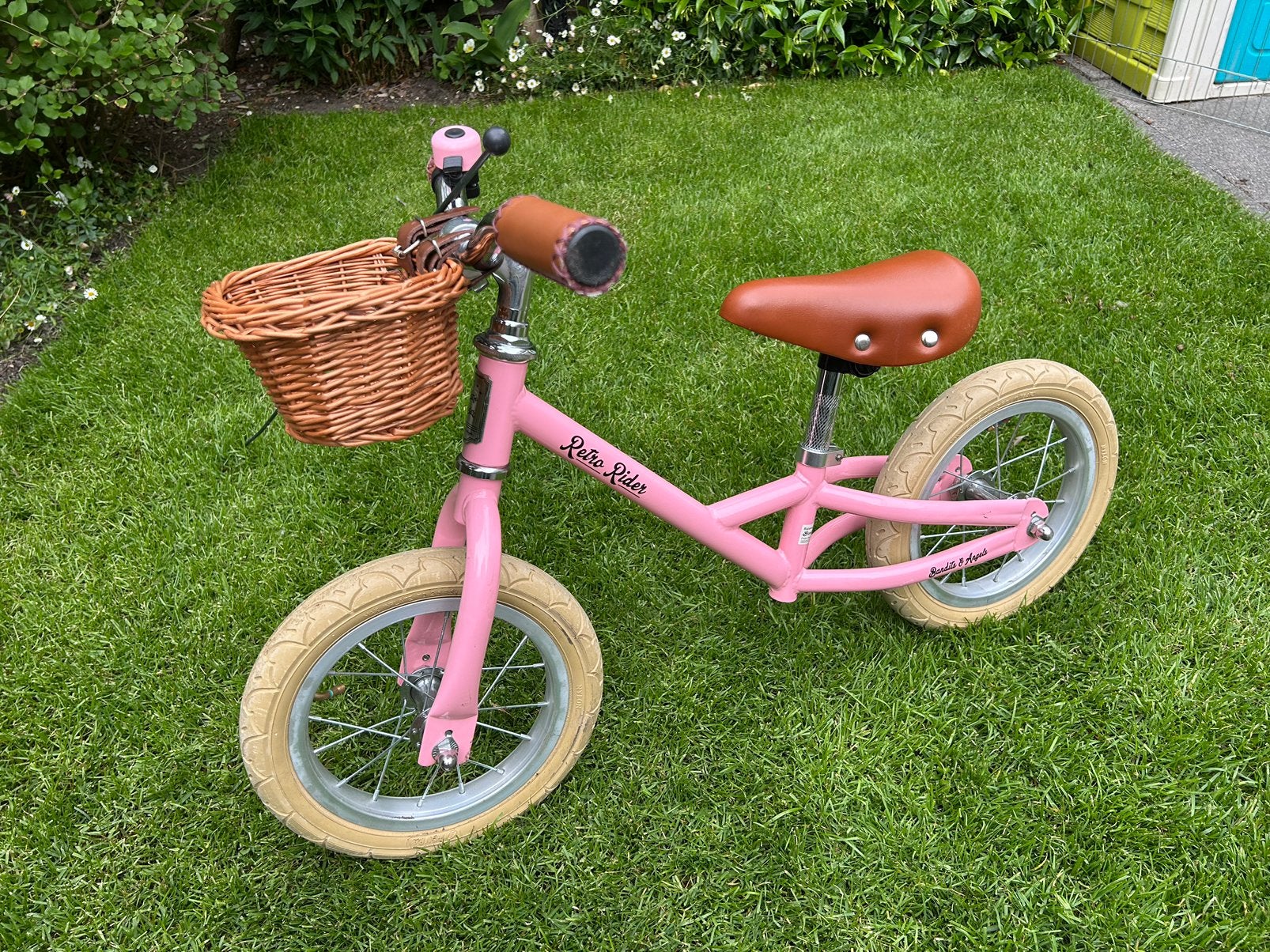 Roze loopfiets met mandje Bandits & Angels, Ophalen, Zo goed als nieuw, Minder dan 16 inch