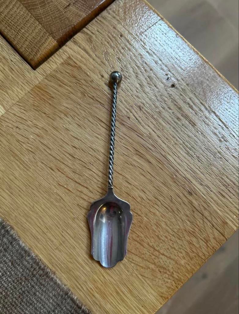 Verzilverde suikerschep met gedraaid handvat - gemerkt D.E., Antiek en Kunst, Ophalen of Verzenden