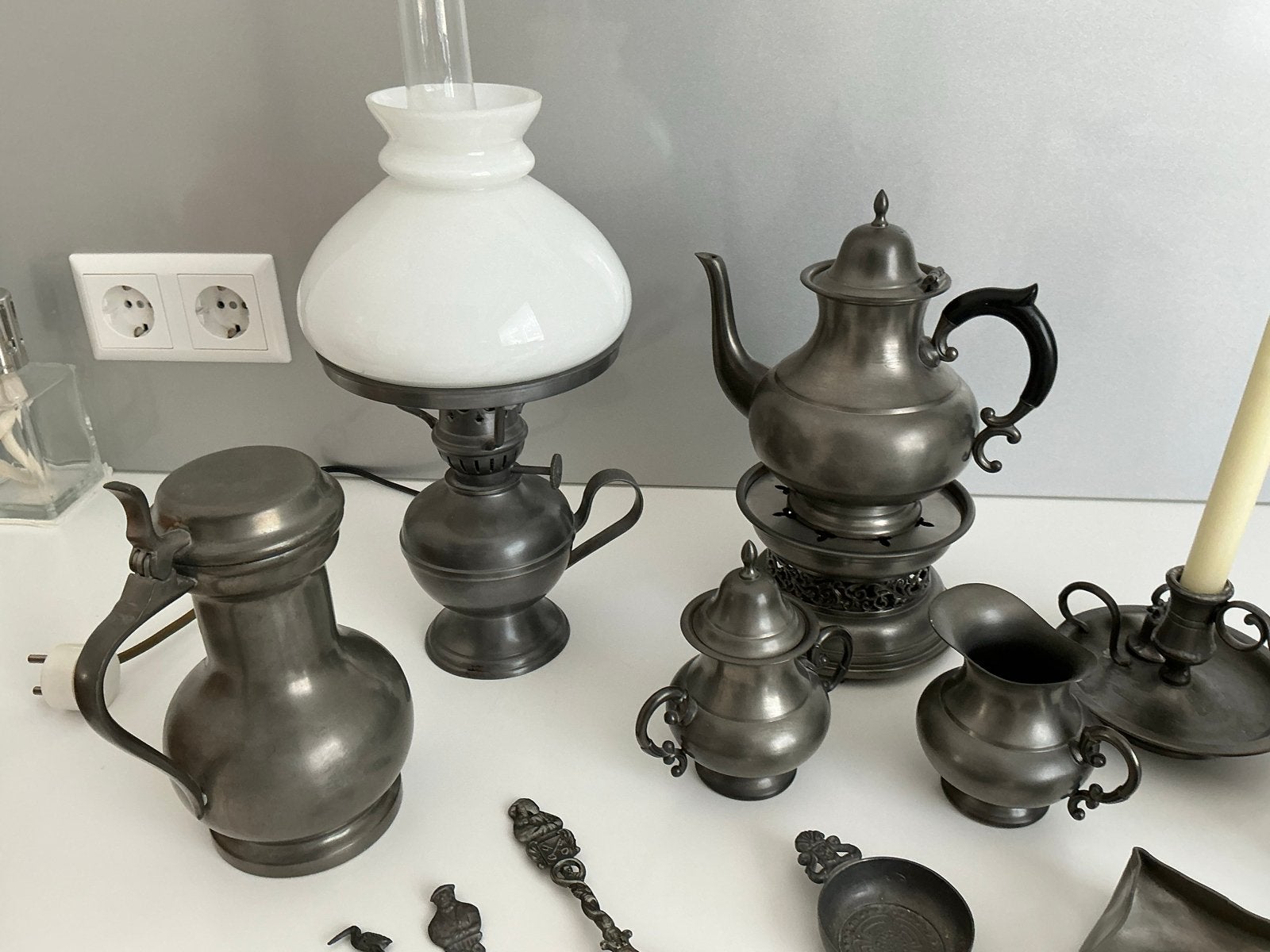 Grote collectie tinnen voorwerpen: lamp, theepot, kannen, Antiek en Kunst, Antiek | Tin, Ophalen of Verzenden
