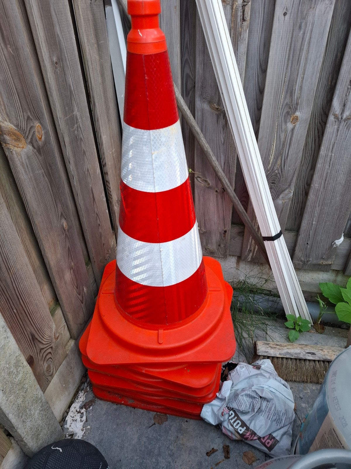 Verkeerskegel / Pylon - Rood met reflecterende strepen, Doe-het-zelf en Verbouw, Ophalen of Verzenden, Gebruikt