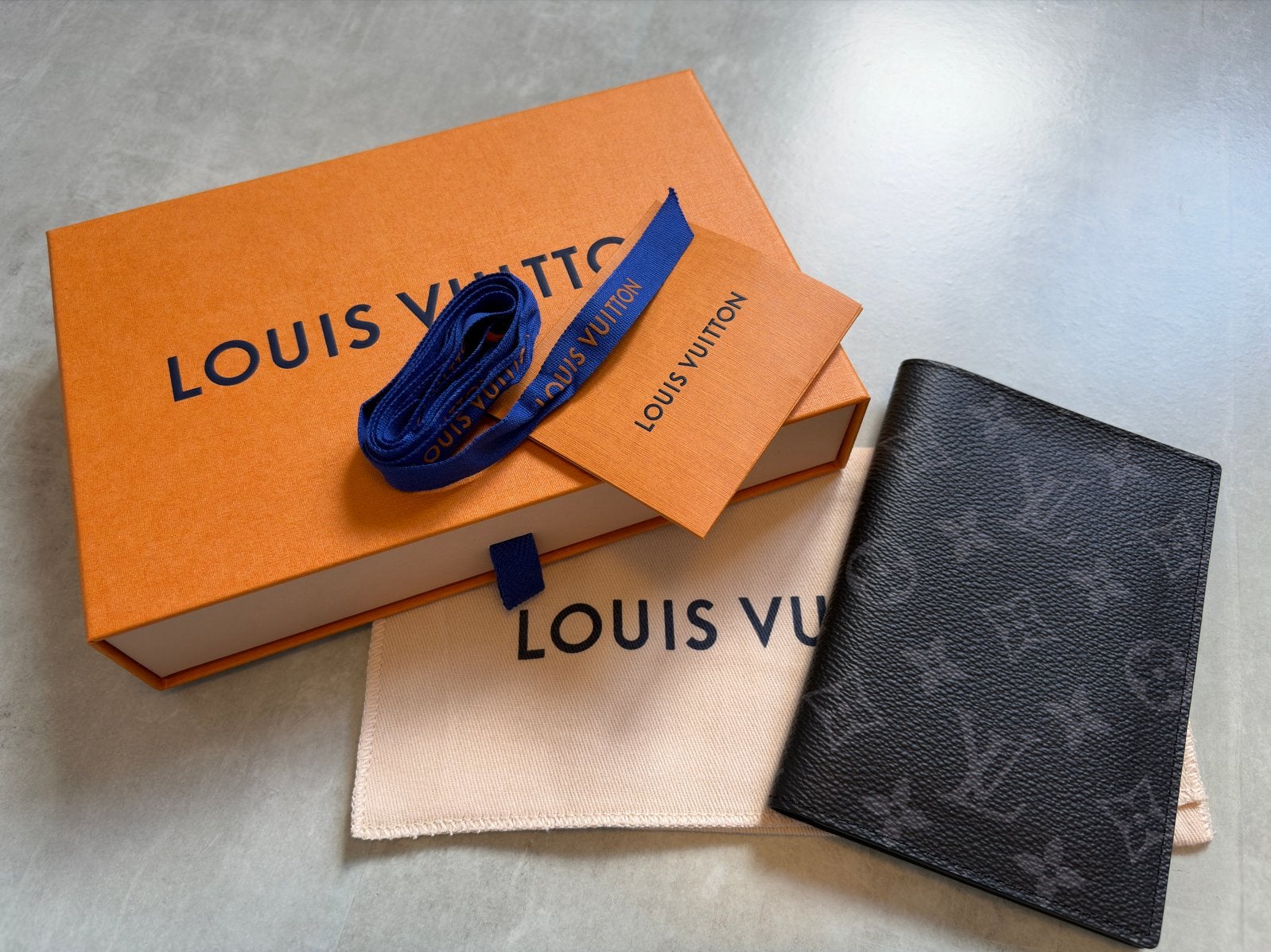 Nieuwe Louis Vuitton Paspoorthoes M64501 Monogram Eclipse, Zwart, Nieuw, Leer, Ophalen