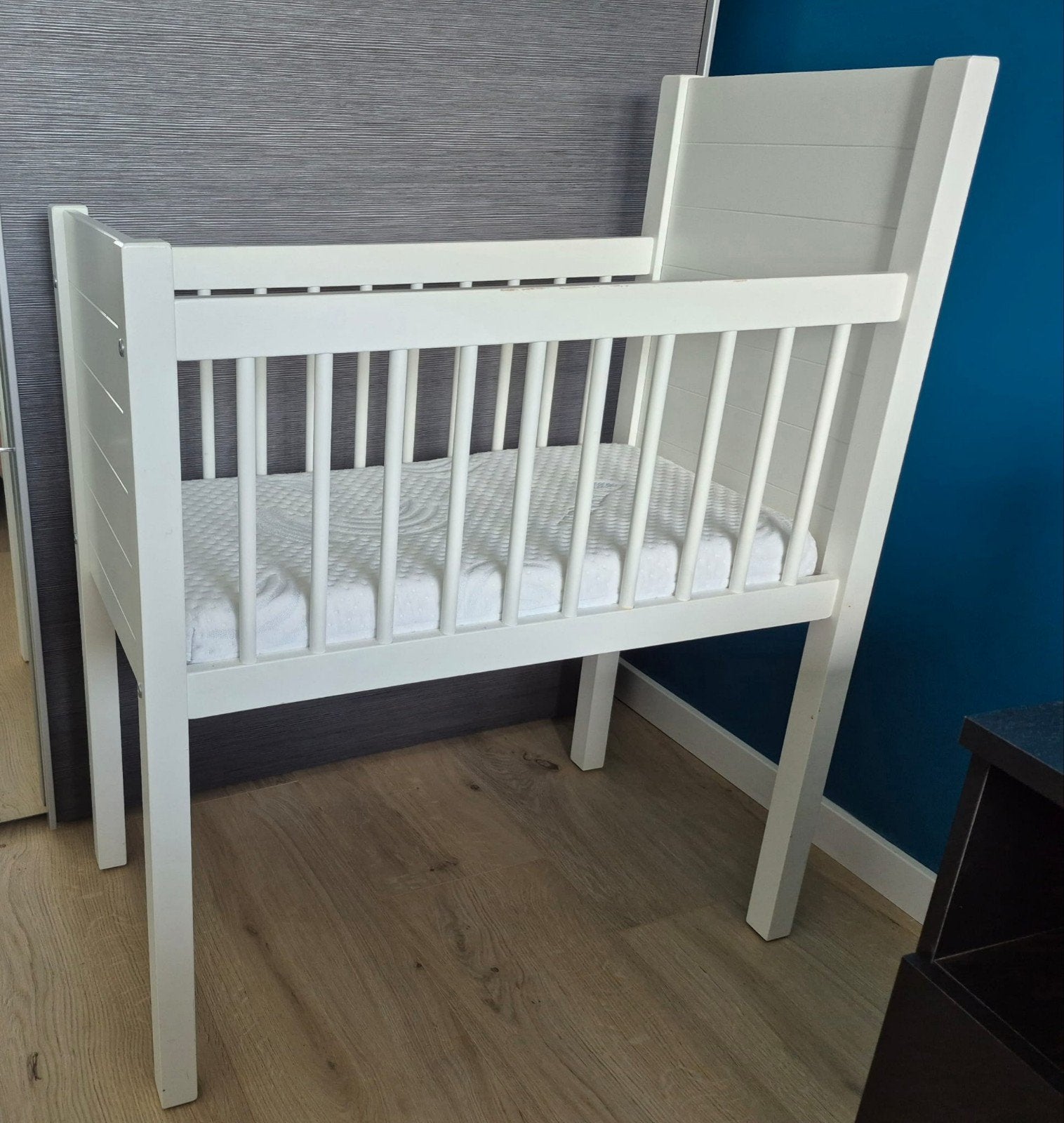 Witte wieg / Babybed met 2 matrassen, Ophalen, Gebruikt, Wieg