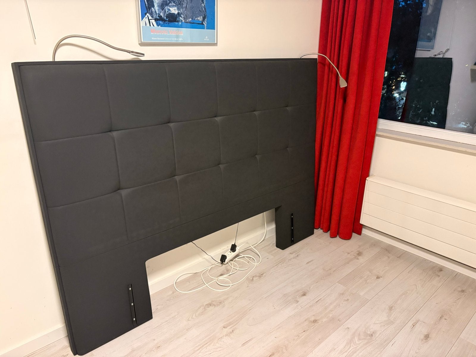 Zwart gestoffeerd hoofdbord met leeslampjes, Huis en Inrichting, Slaapkamer | Bedden, Ophalen, Zwart, Tweepersoons, 180 cm