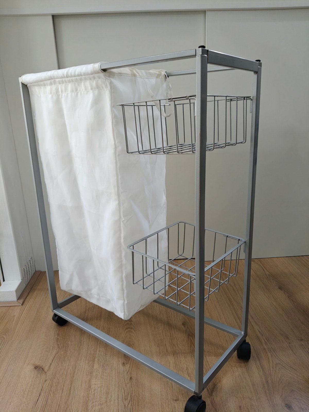 Wasmand op wieltjes met metalen frame en nylon waszak, Ophalen