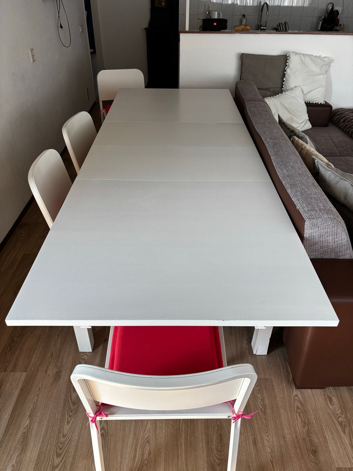 Uitschuifbare eettafel met 5 stoelen, Huis en Inrichting, Ophalen, Gebruikt, Wit en strak, een poot licht beschadigd, 50 tot 100 cm