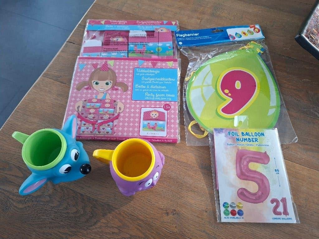 VERJAARDAG SPULLETJES O.A. 2 BEKERS, SLINGER, Ophalen of Verzenden, Zo goed als nieuw, Versiering, Verjaardag