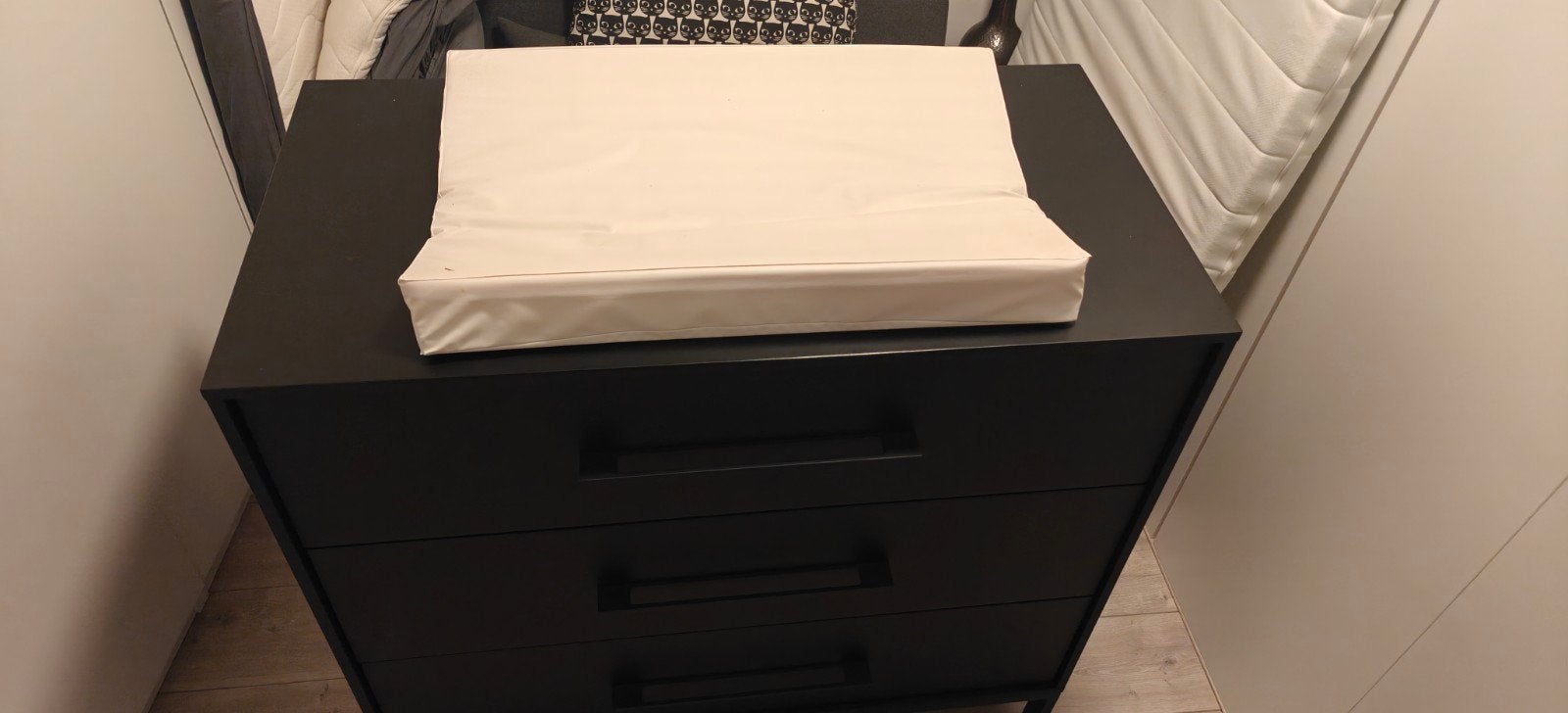 Zwarte Interbaby commode met 3 lades en verschoonmat, Ophalen, 50 tot 70 cm, Zo goed als nieuw, 75 tot 100 cm