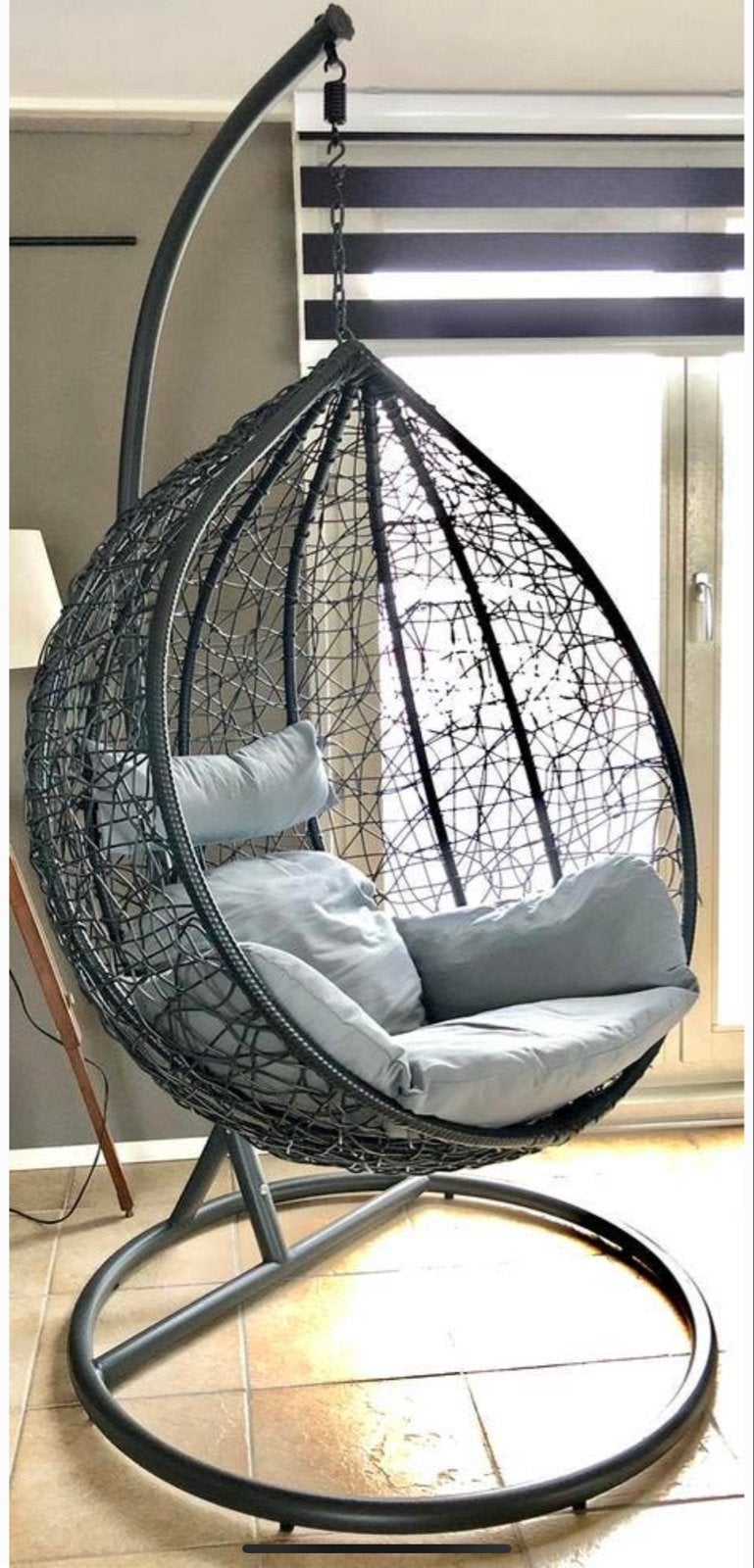 Comfortabele hangstoel met standaard Zwart/Grijs, Huis en Inrichting, Stoelen, Kunststof, Zwart, Ophalen of Verzenden, Zo goed als nieuw