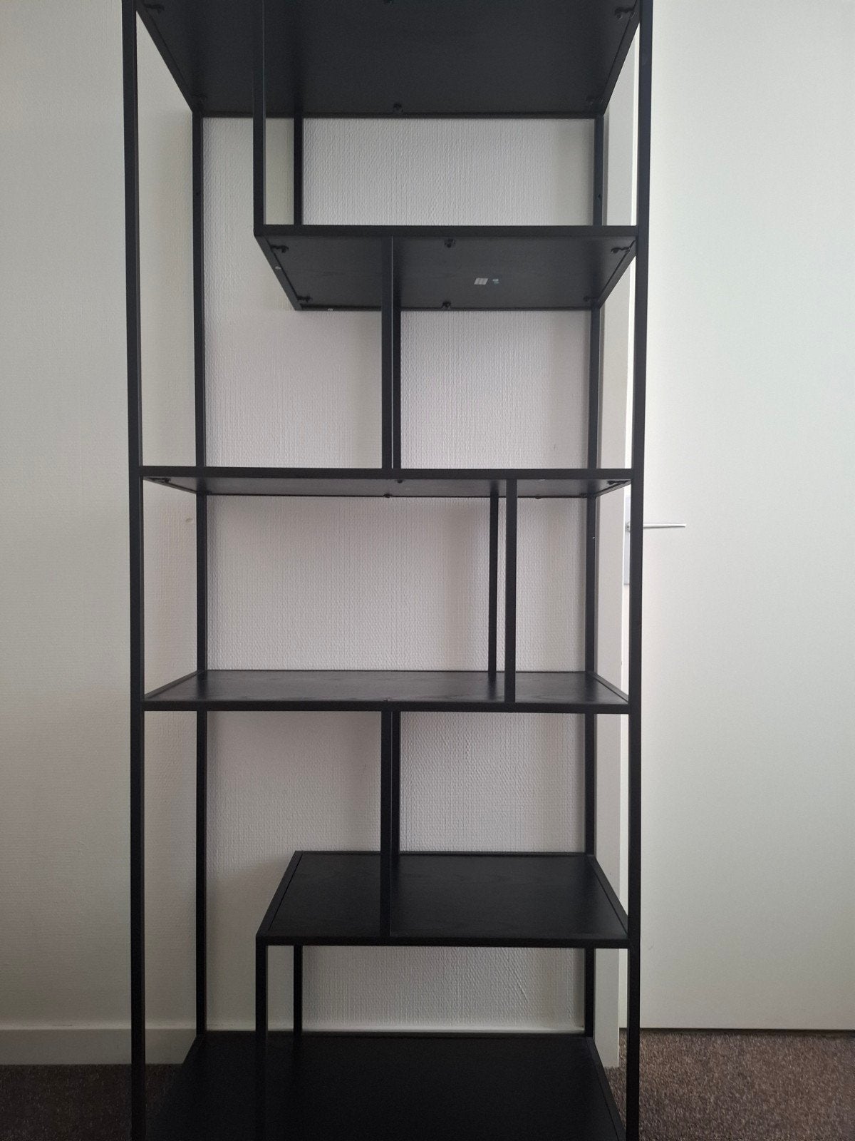 Zwart metalen open kast met asymmetrische planken, Ophalen, Met plank(en), Modern, Industrieel, Minimalistisch, 50 tot 100 cm