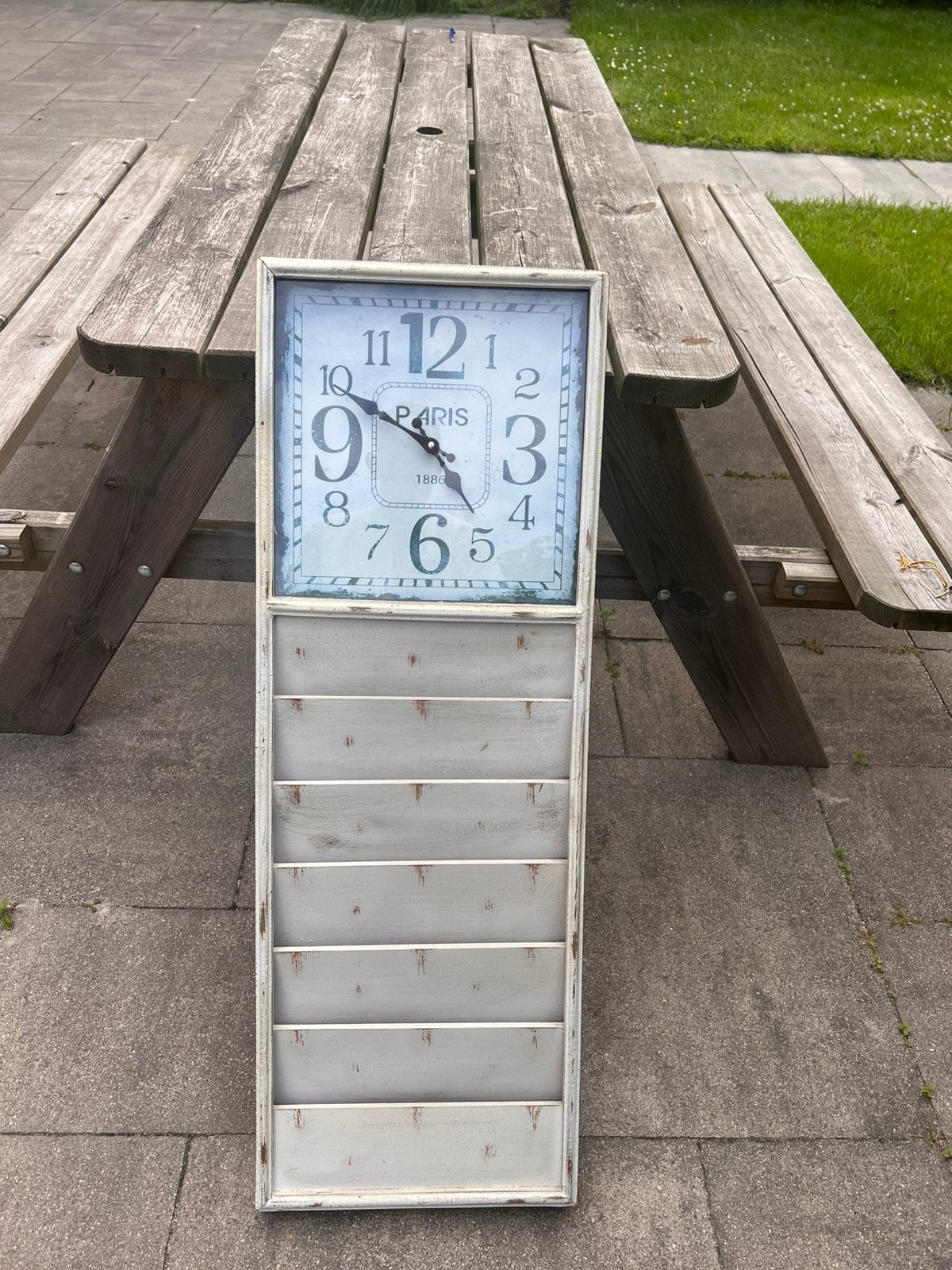 Houten klok met vakjes. Landelijk, Huis en Inrichting, Woonaccessoires | Klokken, Ophalen of Verzenden, Zo goed als nieuw, Wandklok
