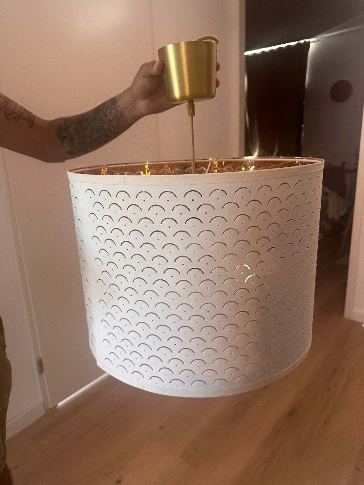 Moderne hanglamp wit met goudkleurige binnenkant, Ophalen, Zo goed als nieuw, Metaal