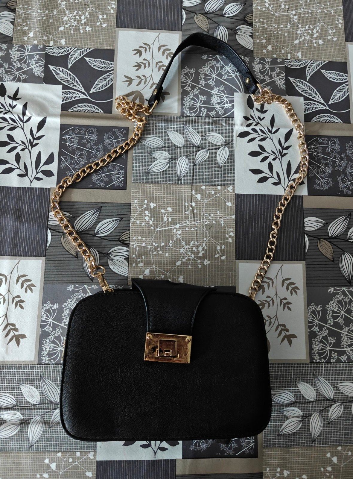 Nieuwe Zwarte Tas met Gouden Ketting en Sluiting, Ophalen of Verzenden, Nieuw, Zwart, Schoudertasje