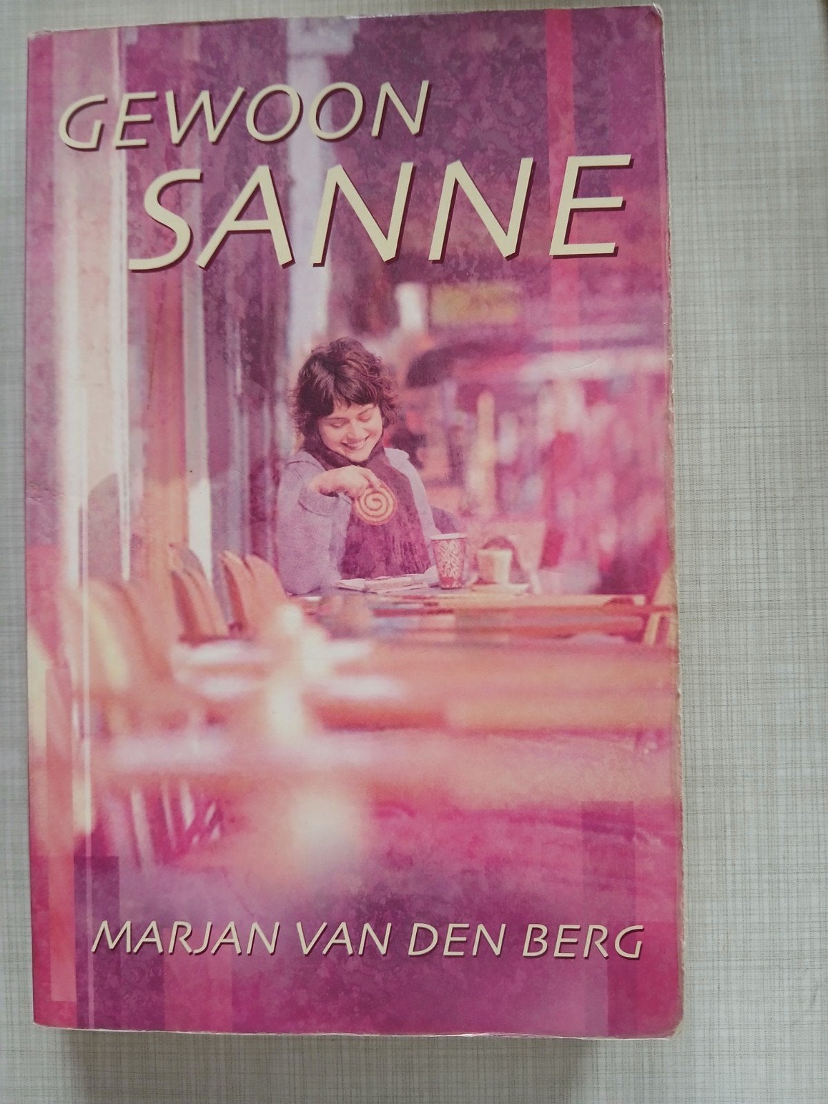 M. van den Berg - Gewoon Sanne, Boeken, Ophalen of Verzenden, Gelezen, M. van den Berg