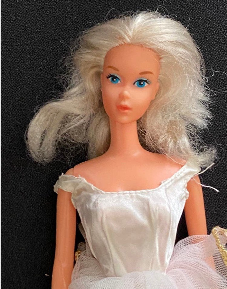 Vintage Ballerina Barbie 1975 + jurk on tour Mattel, Verzamelen, Verzenden, Zo goed als nieuw, Kleertjes