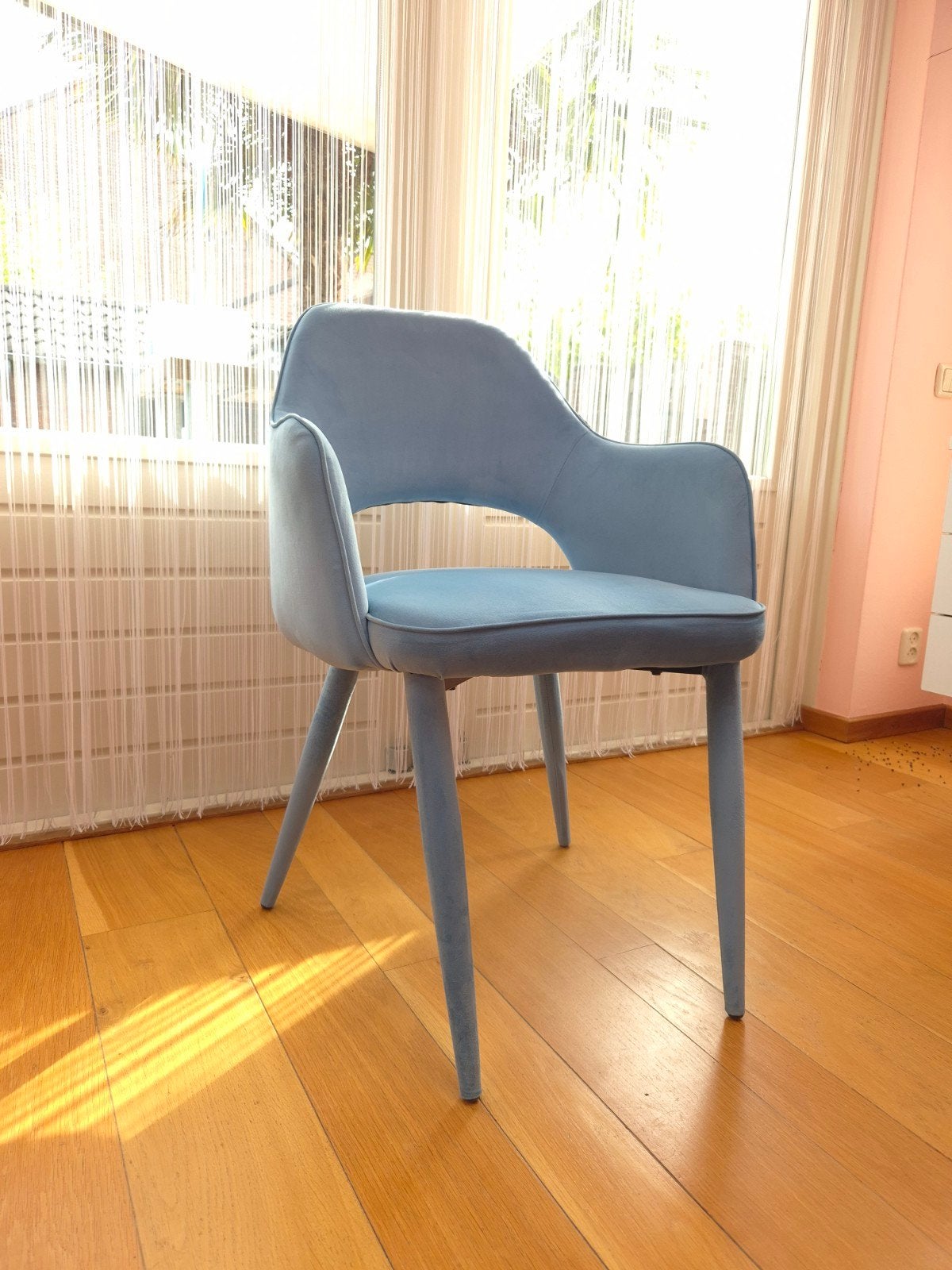 4 (+1 gratis) eetkamer stoelen, lichtblauw velvet, z.g.a.n, Ophalen, Blauw, Zo goed als nieuw, Vijf, Zes of meer stoelen