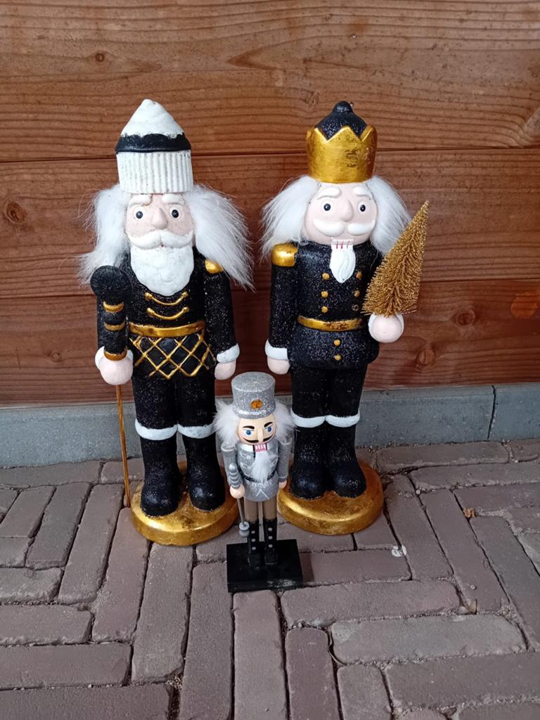 2 notenkrakers (steen) en 1 kleinere notenkraker (hout)., Ophalen of Verzenden