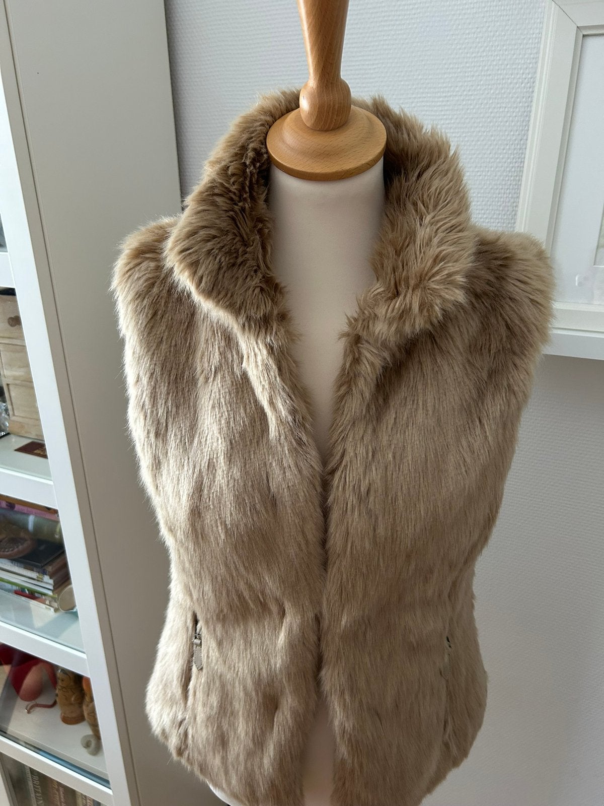 Silvian Heach als nieuw trendy luxe  bontje gevoerd maat M, Kleding | Dames, Bodywarmers, Ophalen of Verzenden, Zo goed als nieuw