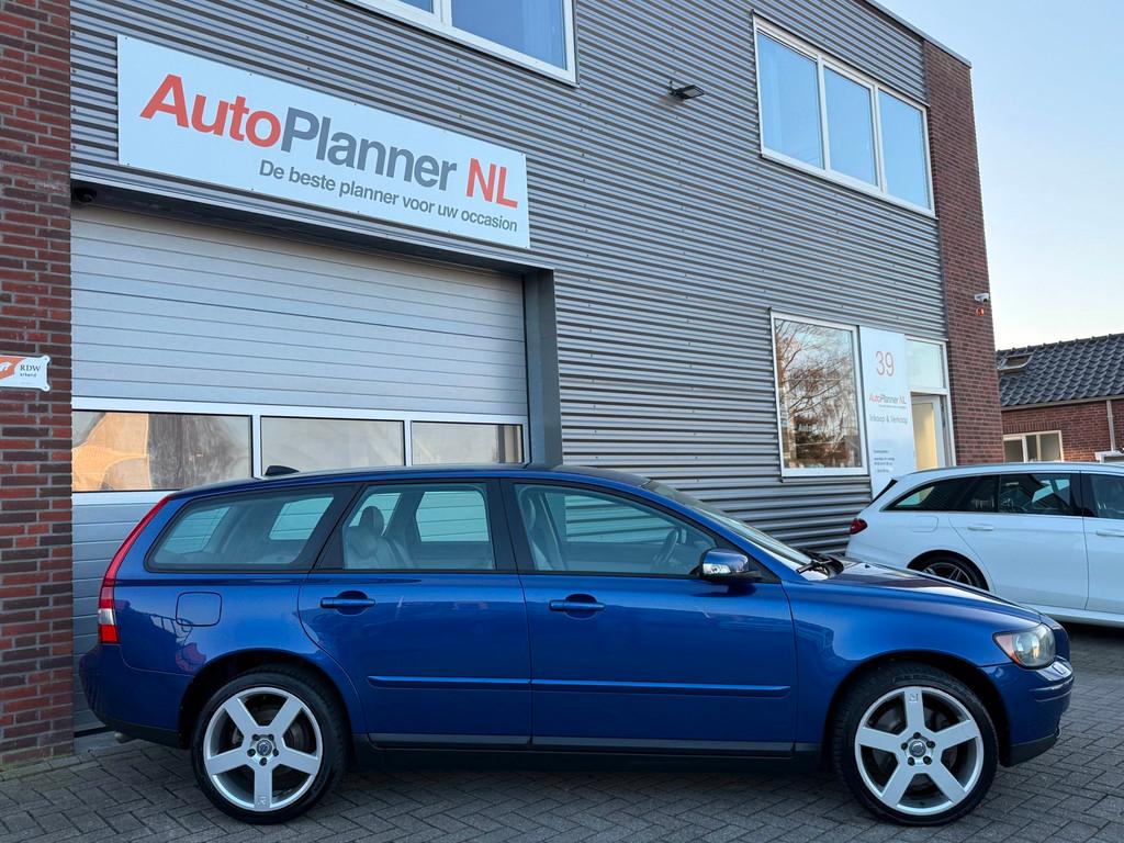 Volvo V50 2.5 T5 AWD Summum! 220PK! Clima! Cruise! Leder!, Auto's, Stoelverwarming, Gebruikt, 700 kg, Blauw