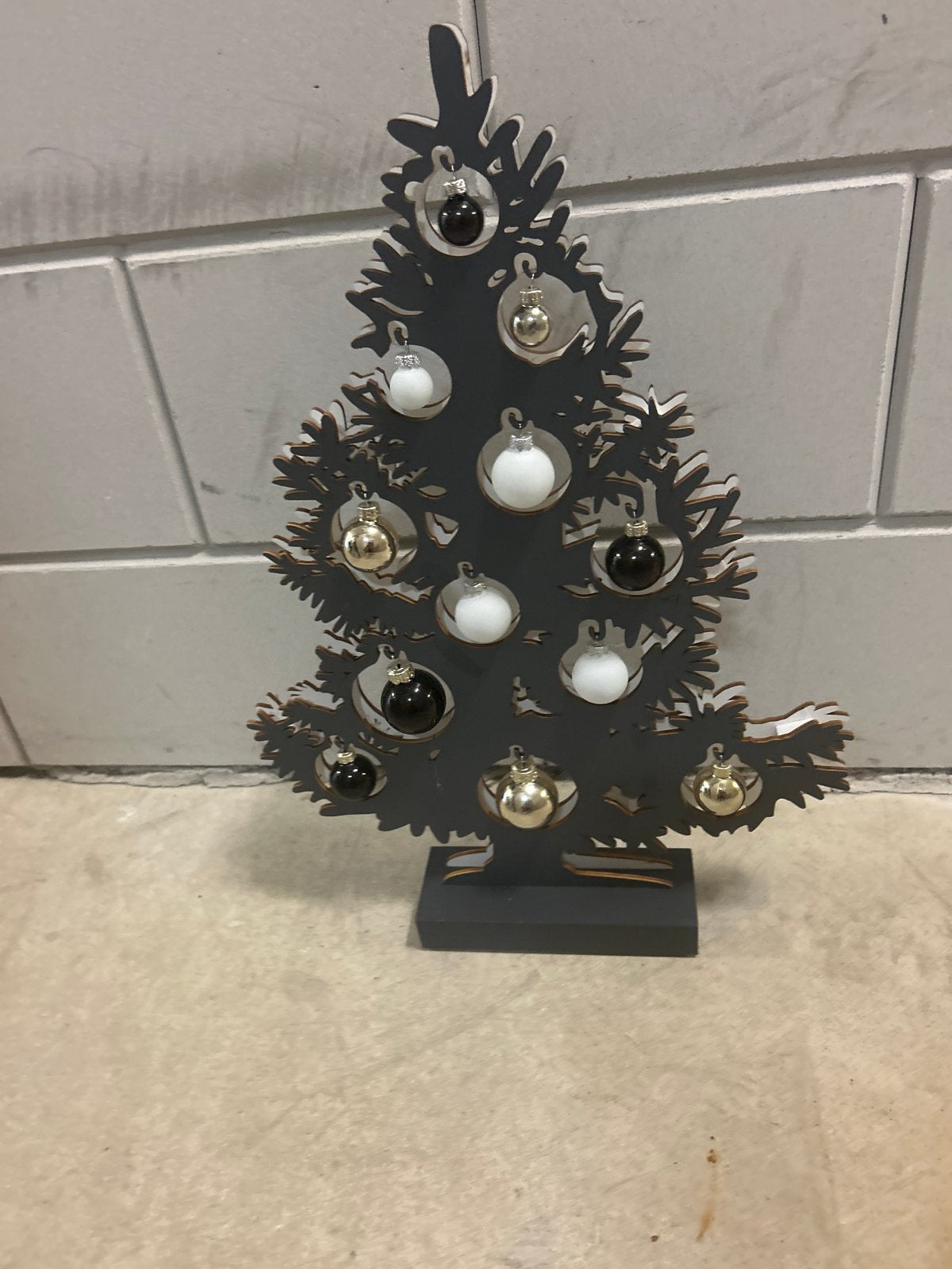 Een kleine kerst boom met ballen erin, Ophalen